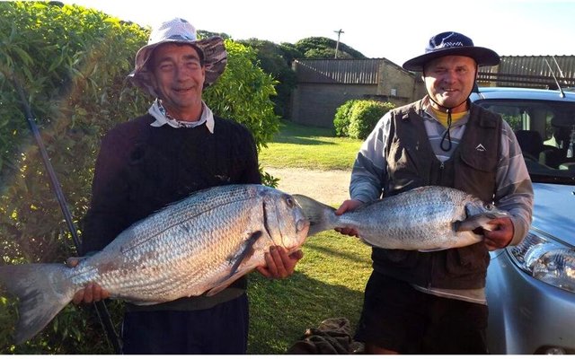 Kingsley Green en Tony Hoogendijk met hul vangste.
